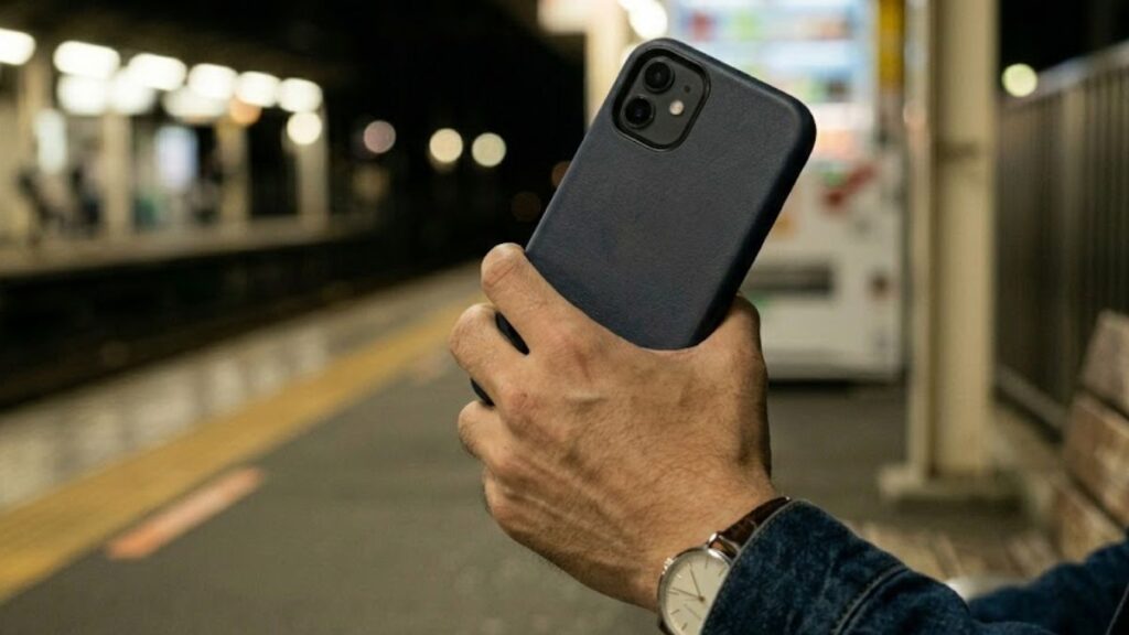 デート帰りの夜の駅のホームで、女性とのLINEのトーク画面を開いてやり取りを振り返る男性の手元